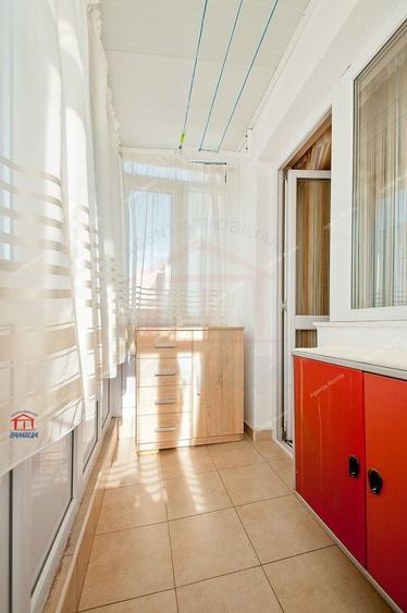 Apartament cu 4 camere semidecomandat, mobilat în Micro 20