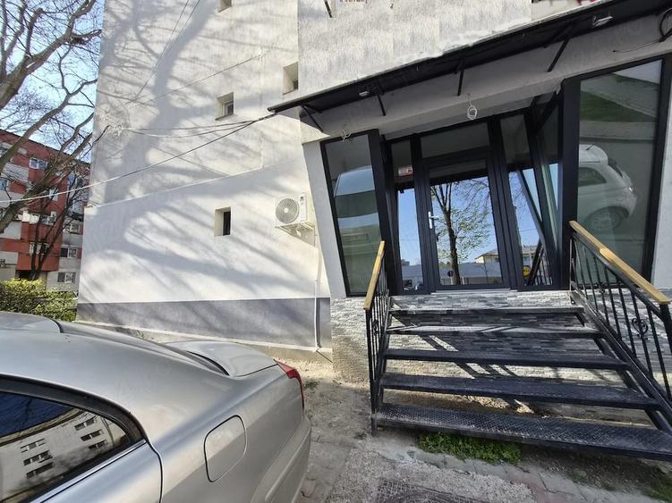 Apartament cu 5 camere decomandat în Est