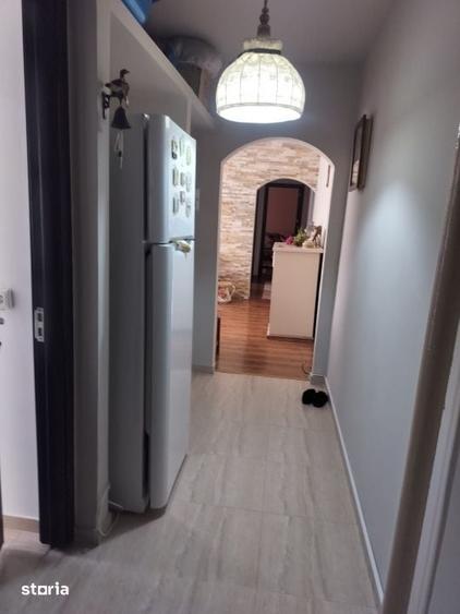 Apartament cu 3 camere semidecomandat în Craiovița Nouă