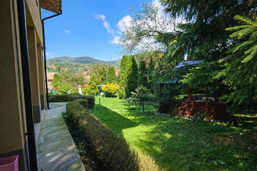 Casă individuală cu 7 camere cu Canalizare în Bran