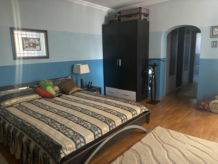 Casă cu 7 camere cu Teren 1000 Mp în Central