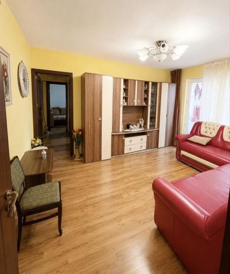 Apartament cu 3 camere semidecomandat în Craiovița Nouă