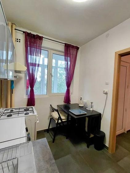 Apartament cu 2 camere semidecomandat, mobilat în 1 Mai