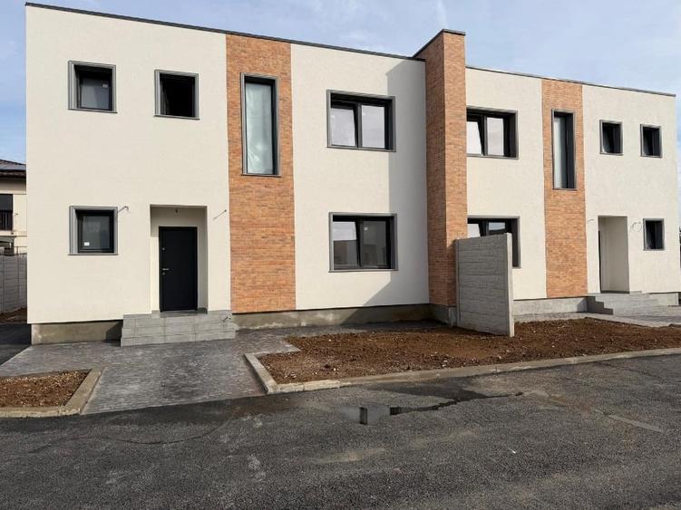 Duplex cu 4 camere cu Canalizare în 1 Decembrie 1918