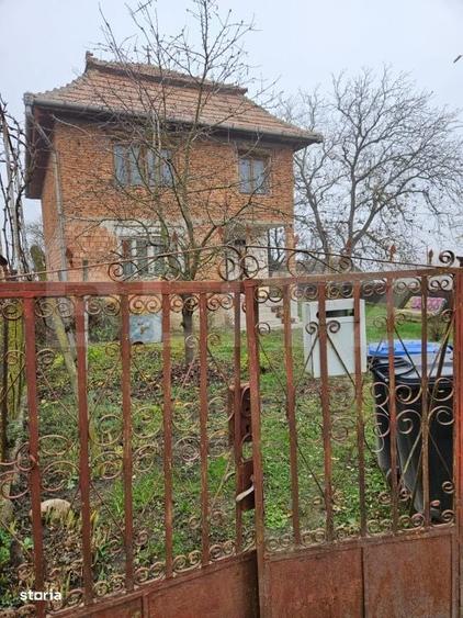 Casă cu 4 camere cu Teren 976 Mp în Luna