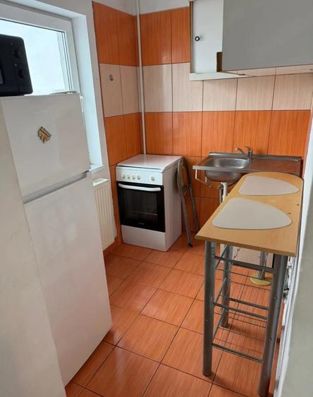 Garsonieră decomandată în Girocului