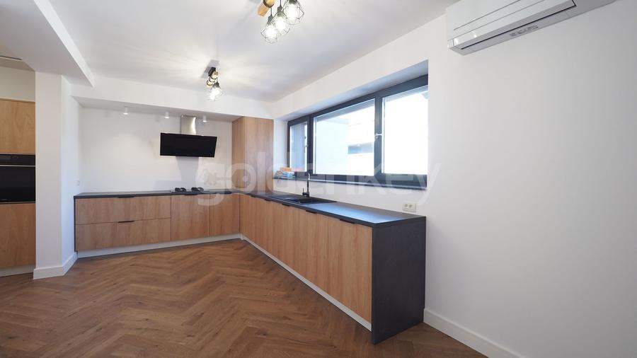 Apartament cu 4 camere semidecomandat în Băneasa