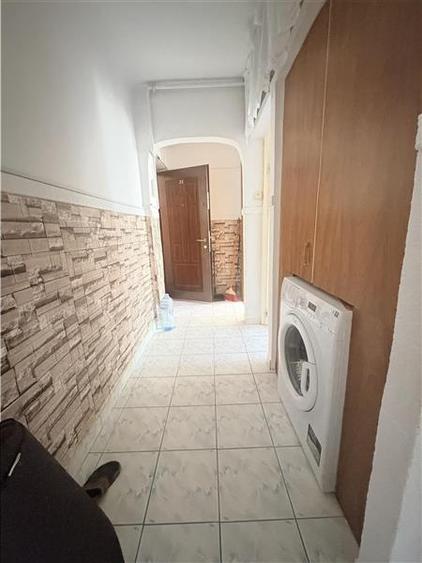 Apartament cu 3 camere semidecomandat în Est