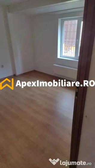 Apartament cu 2 camere decomandat în Victoriei