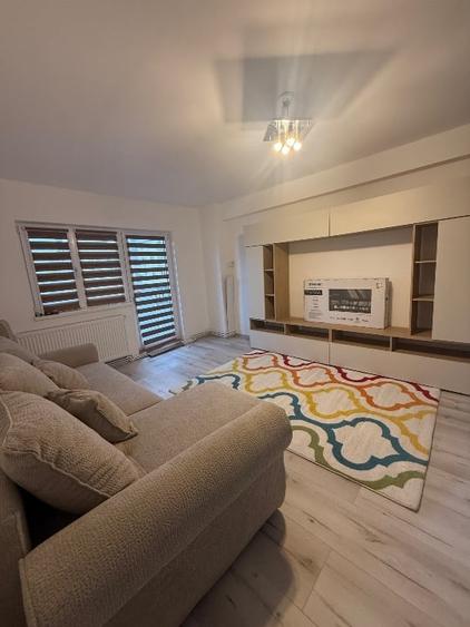 Apartament cu 3 camere decomandat, mobilat în Central
