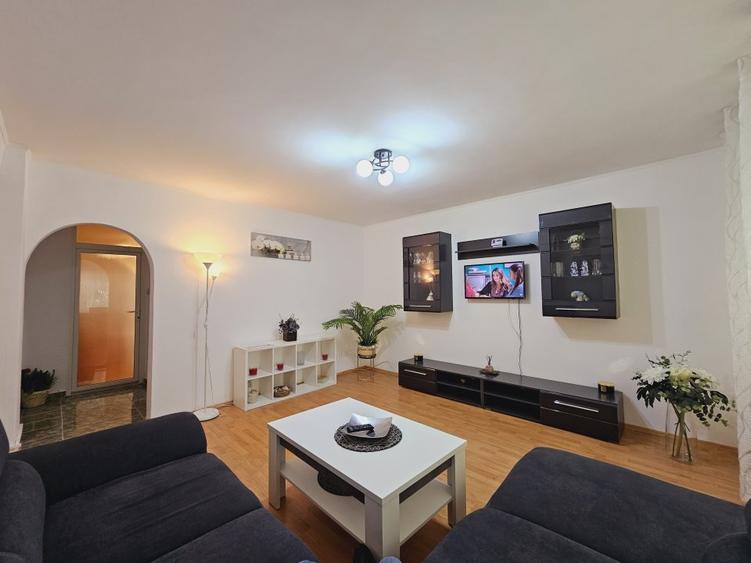 Apartament cu 3 camere semidecomandat, mobilat în Vitan Mall