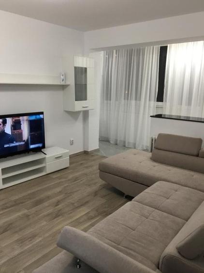 Apartament cu 2 camere semidecomandat în P-ța Victoriei