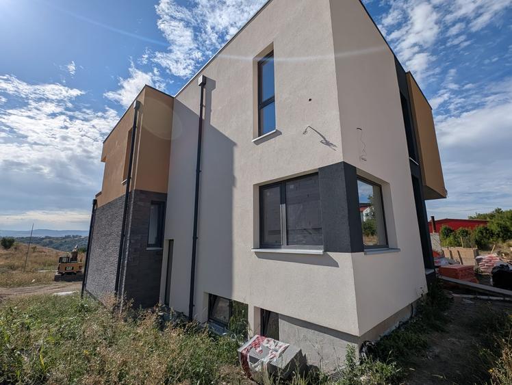 Casă individuală cu 4 camere cu Canalizare în Dâmbul Rotund