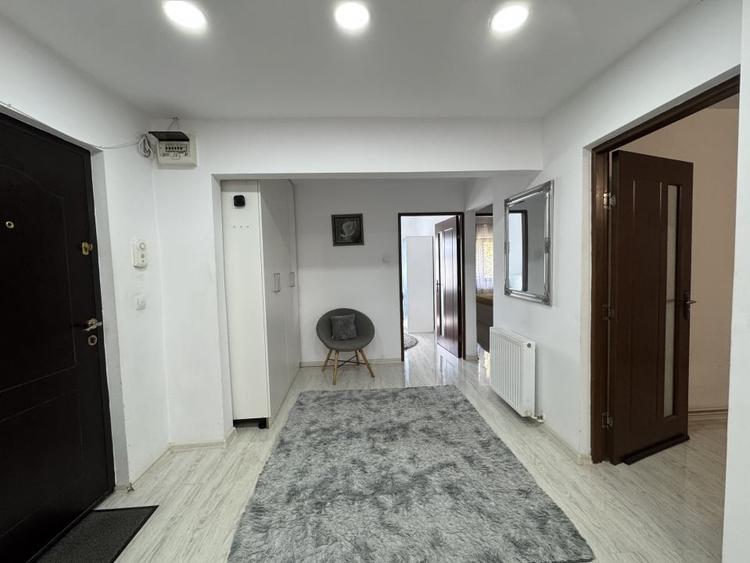 Apartament cu 3 camere decomandat în Între Lacuri