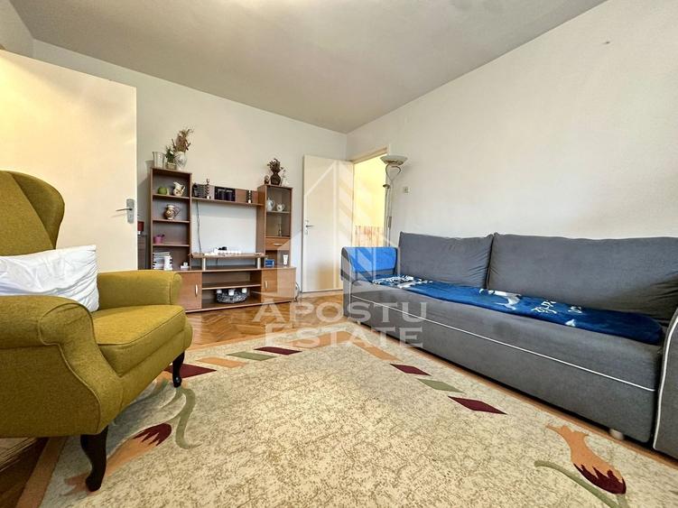 Apartament cu 3 camere semidecomandat, mobilat în Girocului