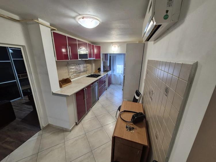Apartament cu 3 camere decomandat în Micro 16