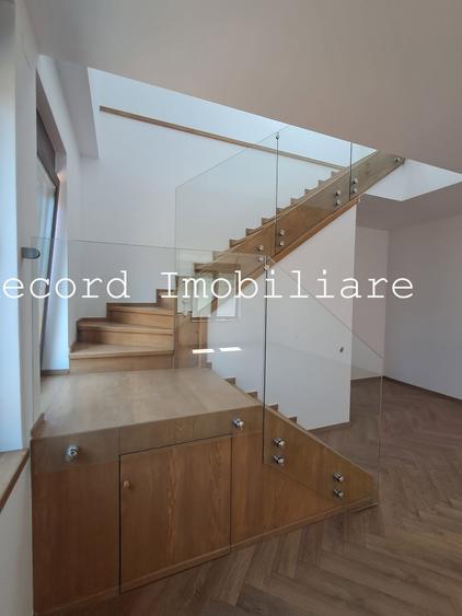 Duplex cu 6 camere cu Canalizare în Gruia
