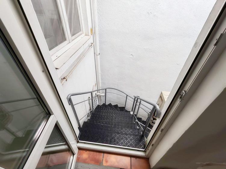 Apartament cu 3 camere semidecomandat, mobilat în Moșilor