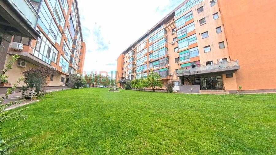 Apartament cu 3 camere semidecomandat, mobilat în Nord