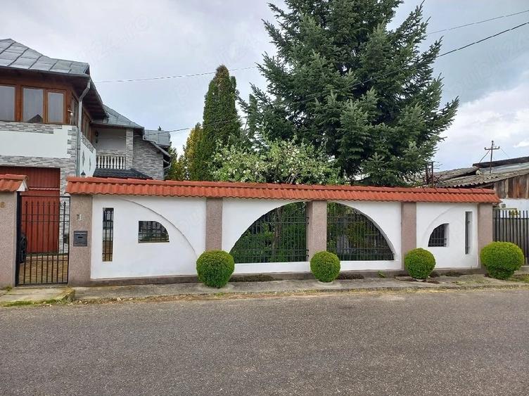 Casă cu 6 camere cu Teren 900 Mp în Pucioasa