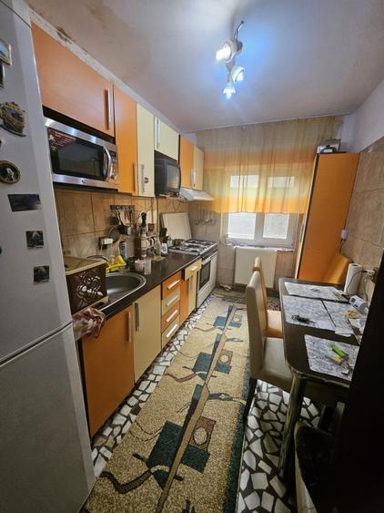 Apartament cu 3 camere semidecomandat în Central