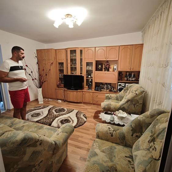 Apartament cu 3 camere semidecomandat în Exterior Vest