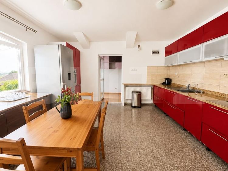 Casă individuală cu 8 camere cu Garaj în Tureni