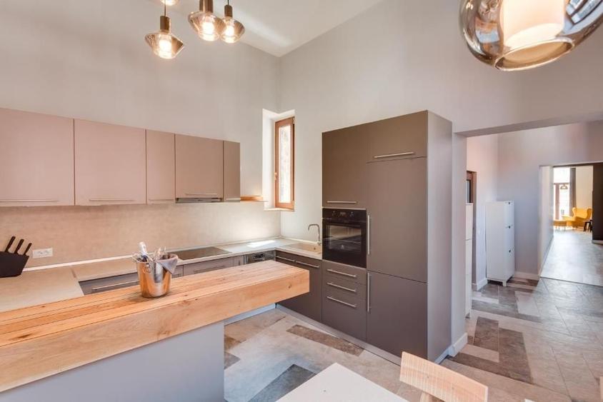 Apartament cu 3 camere semidecomandat, mobilat în Central