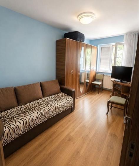 Apartament cu 3 camere semidecomandat în Craiovița Nouă