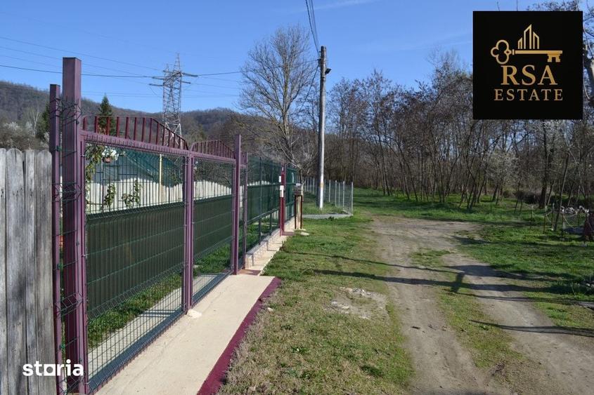 Teren de 2400 mp, în Glăvile