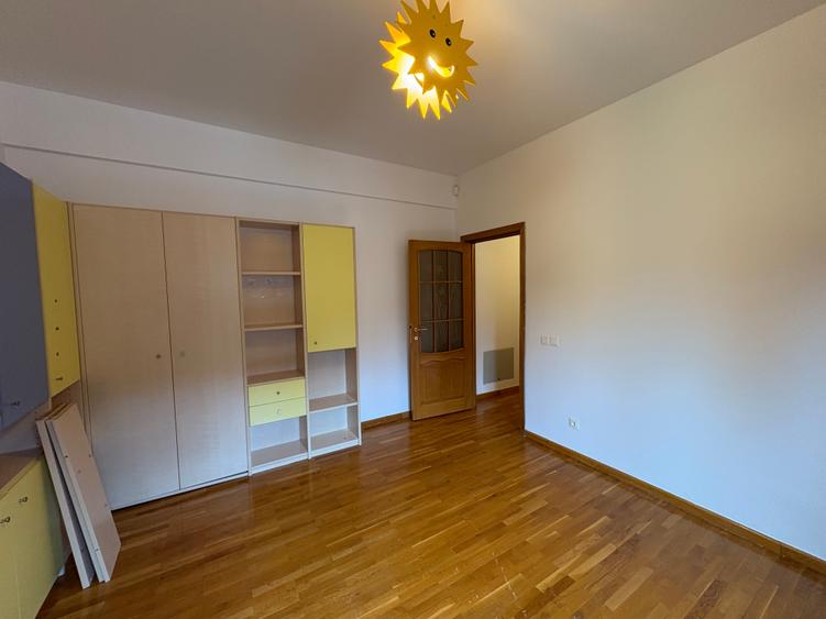Casă cu 4 camere cu Garaj în Pipera