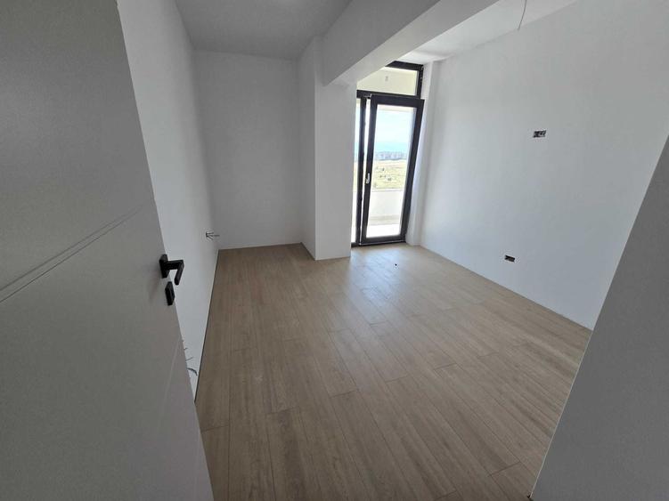Apartament cu 3 camere semidecomandat în Exterior Vest
