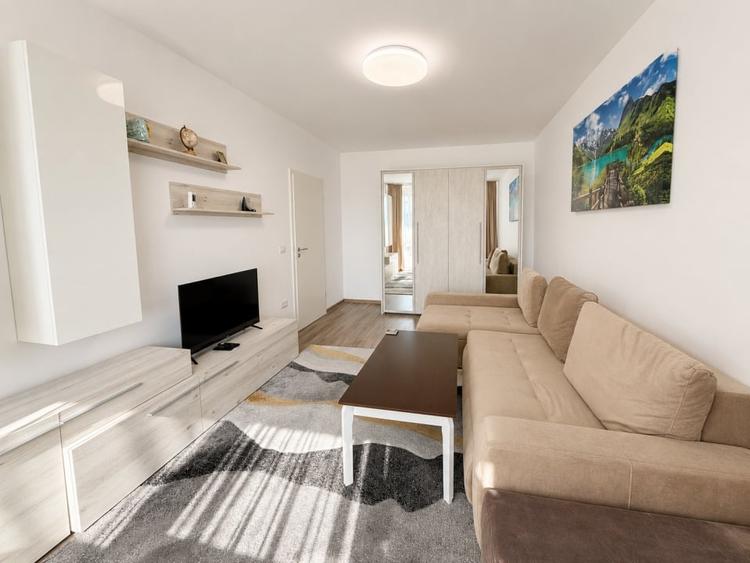 Apartament cu 2 camere decomandat, mobilat în Tractorul