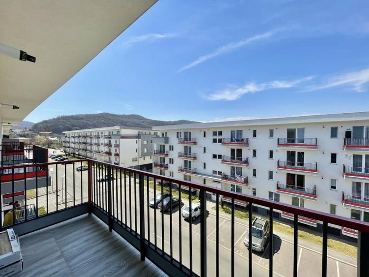 Apartament cu 2 camere semidecomandat, mobilat în Florești