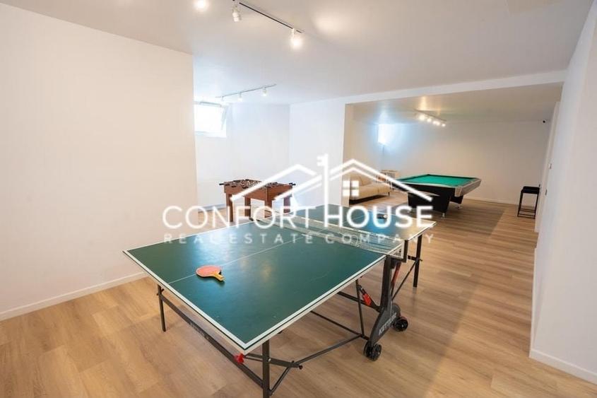 Duplex cu 9 camere cu Piscina în Iancu Nicolae