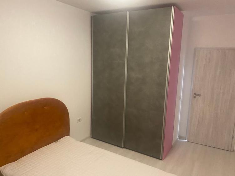 Apartament cu 4 camere decomandat, mobilat în Metalurgiei