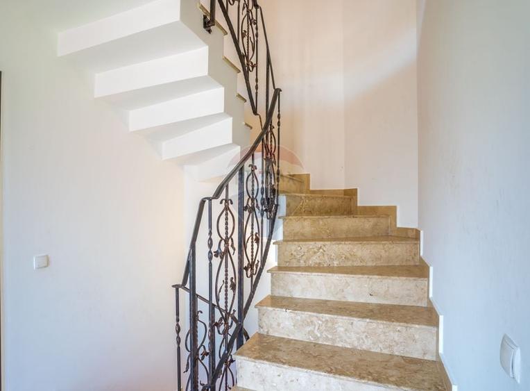 Casă individuală cu 8 camere cu Teren 405 Mp în Grigorescu