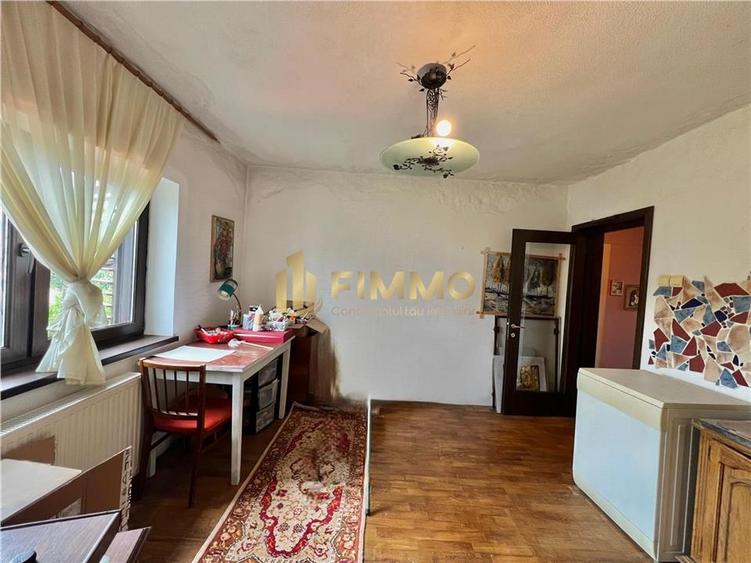 Casă individuală cu 9 camere cu Canalizare în Central