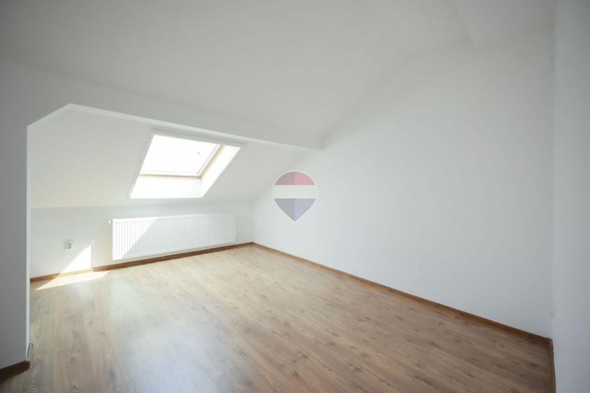 Penthouse cu 4 camere decomandat, mobilat în Nufărul