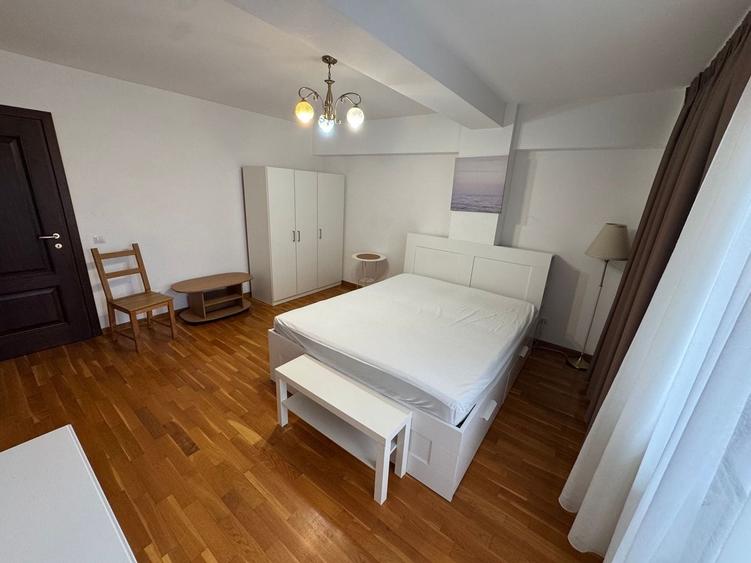 Apartament cu 4 camere semidecomandat, mobilat în Est