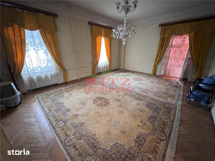 Casă cu 7 camere cu Teren 938 Mp în Central