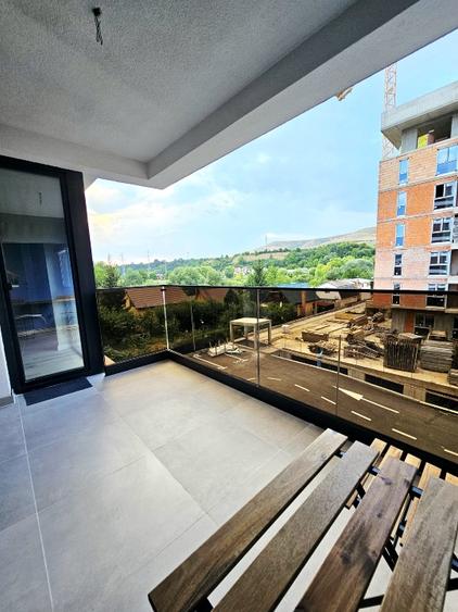 Apartament cu 3 camere semidecomandat în Florești