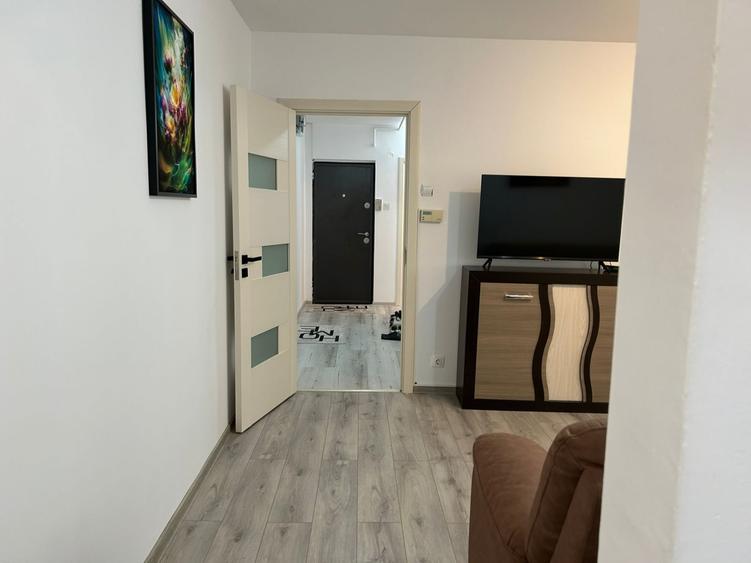 Apartament cu 3 camere semidecomandat în Centrul Civic