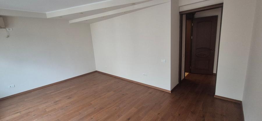 Apartament cu 4 camere semidecomandat în Primăverii