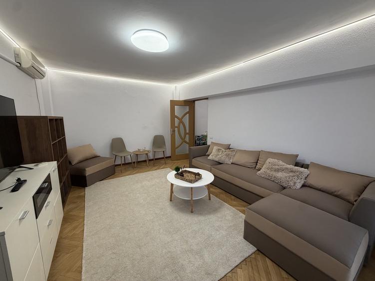 Apartament cu 3 camere decomandat, mobilat în P-ța Unirii