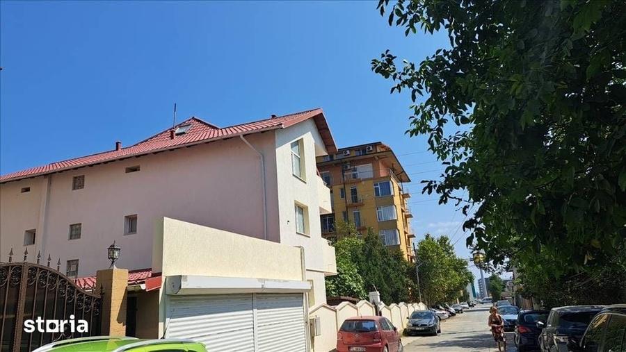 Casă cu 8 camere cu Teren 560 Mp în Central
