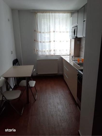 Apartament cu 3 camere semidecomandat în Calea București