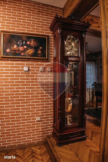 Casă cu 7 camere cu Teren 676 Mp în Central