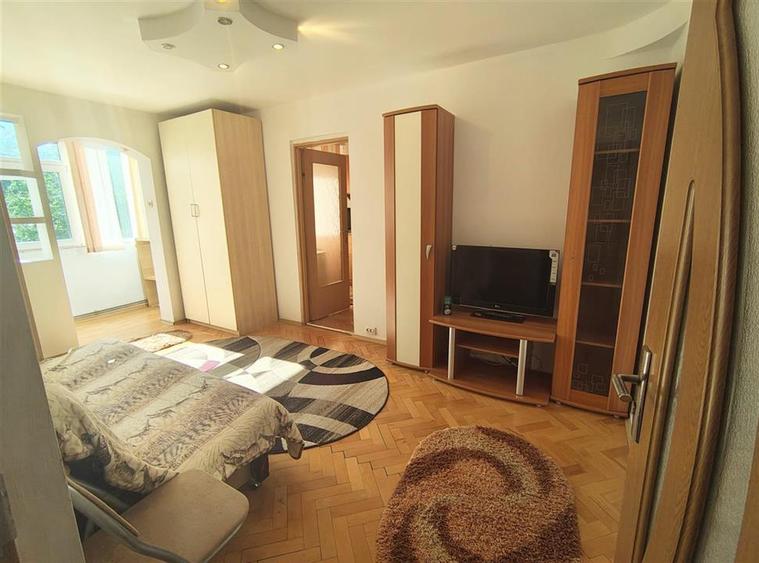 Apartament cu 3 camere semidecomandat, mobilat în Alexandru cel Bun