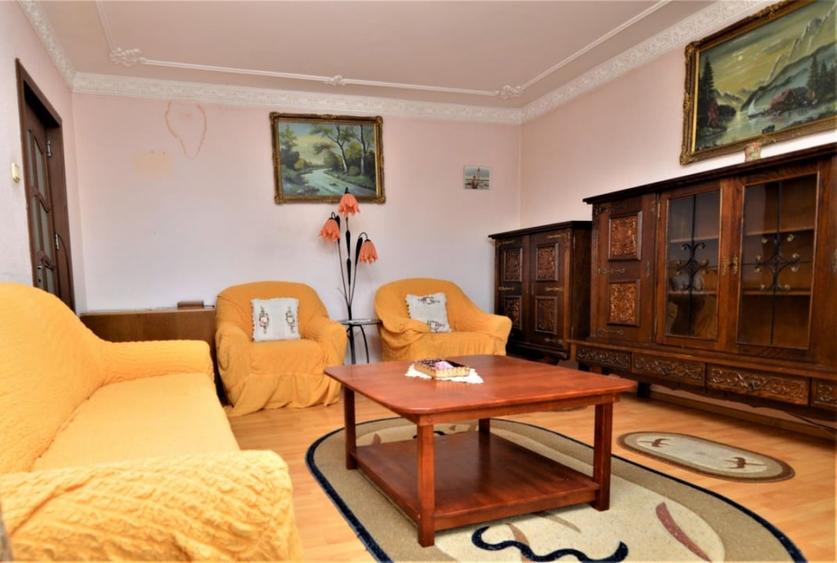 Apartament cu 3 camere decomandat, mobilat în Vitan